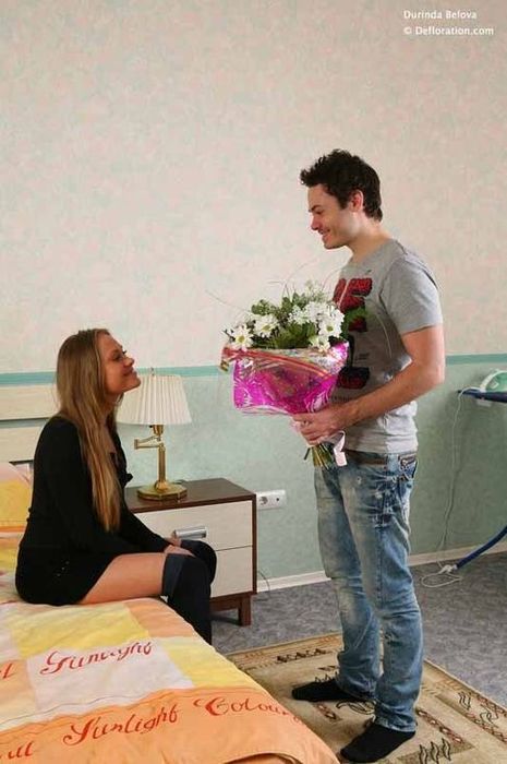 Влюбленный парнишка подарил целке цветы и разводит девку на еблю