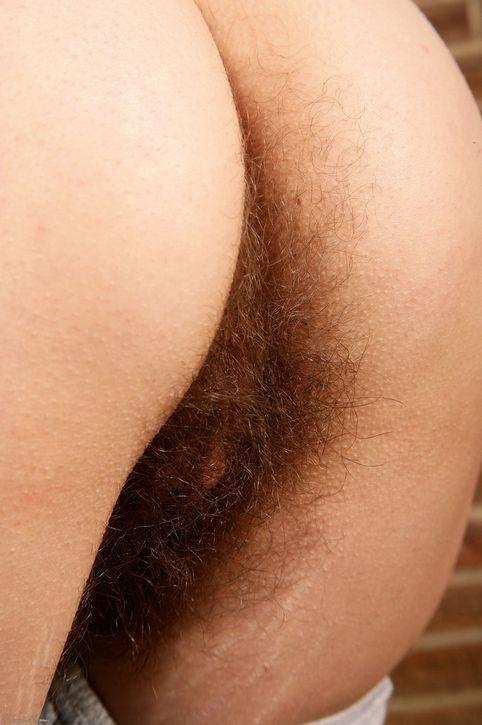 Развратная сучка с голыми титьками показывает волосатую пизду