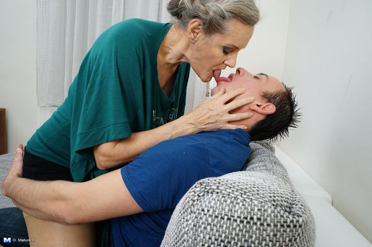 Молодой парнишка целует бабушку в губы и трахает раком