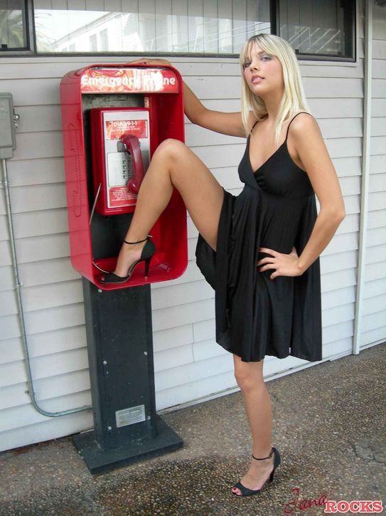 Нырни сюда и глянь как сексуальная блондинка в телефонной будке показывает самые сокровенные места своего тела