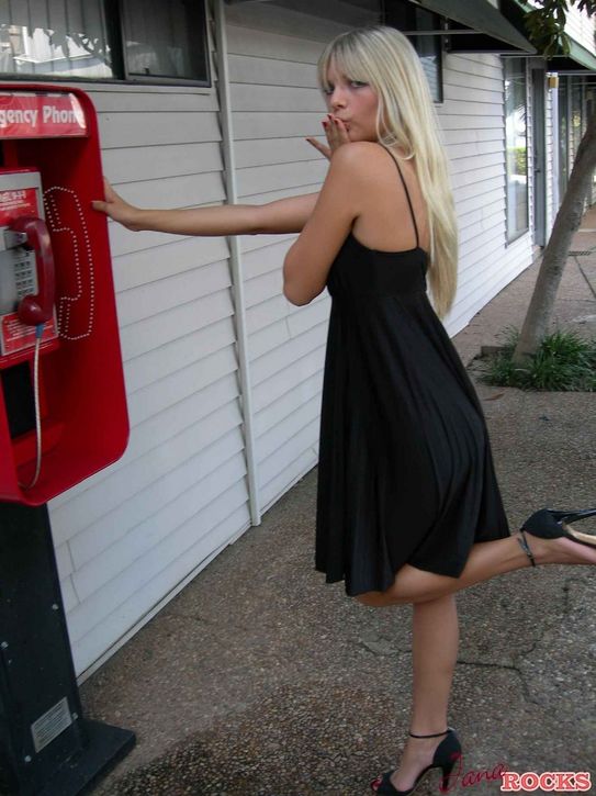 Нырни сюда и глянь как сексуальная блондинка в телефонной будке показывает самые сокровенные места своего тела