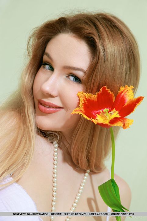 Блондинка мило смотрится с цветочком на фоне молоденькой пизды еще не видавшей много хуев