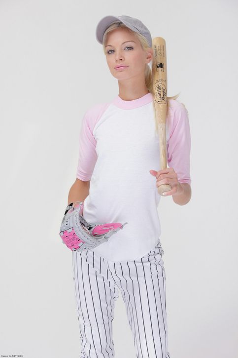 Бейсбольная блондинка снимает белую футболку и оголяет симпатичные сисечки