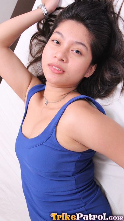 Молодая филлипинская девушка с роскошной волосатой пиздой на порно фото