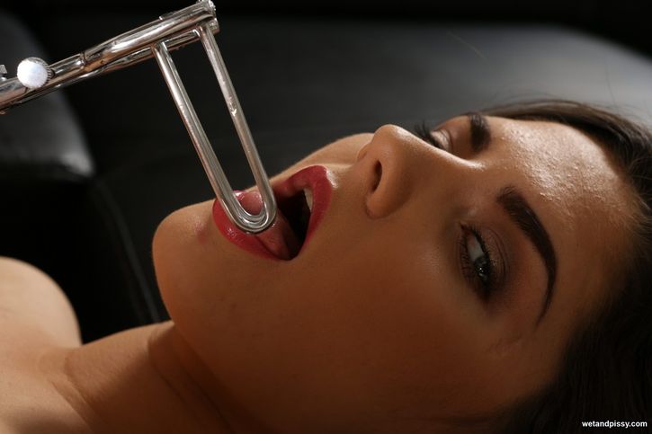 Молодая девка с помощью гинекологических инструментов доводит себя до оргазма мастурбируют