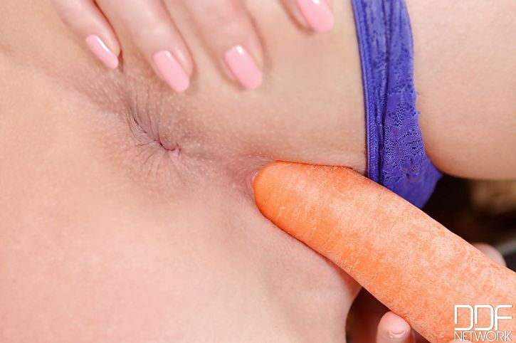 Стройная малышка любить мастурбировать гладкую писю морковкой