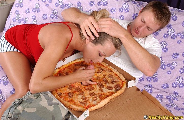 Жена с большой грудью устроила необычный секс с мужем и одела на хуй пицу