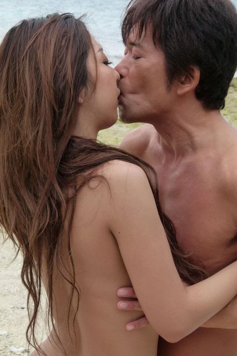 Страстный японец выебал азиатку на пляже в волосатую киску