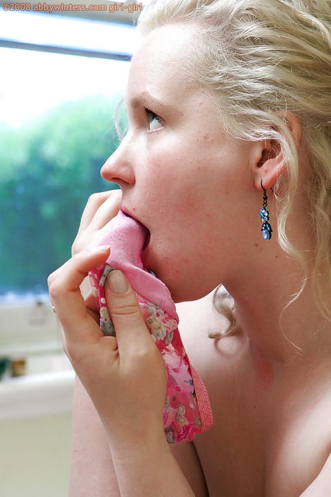 Подружка ковыряется пальцем в пизде онлайн симпатичной блондинки