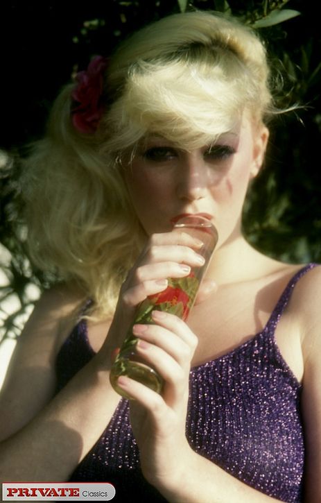 Очаровательная блонда из 80-х трахает свою киску дилдосом