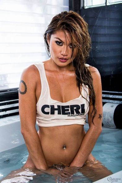 Красивая азиатка Charmane Star показывает свою большую грудь и мокрую писечку в бассейне
